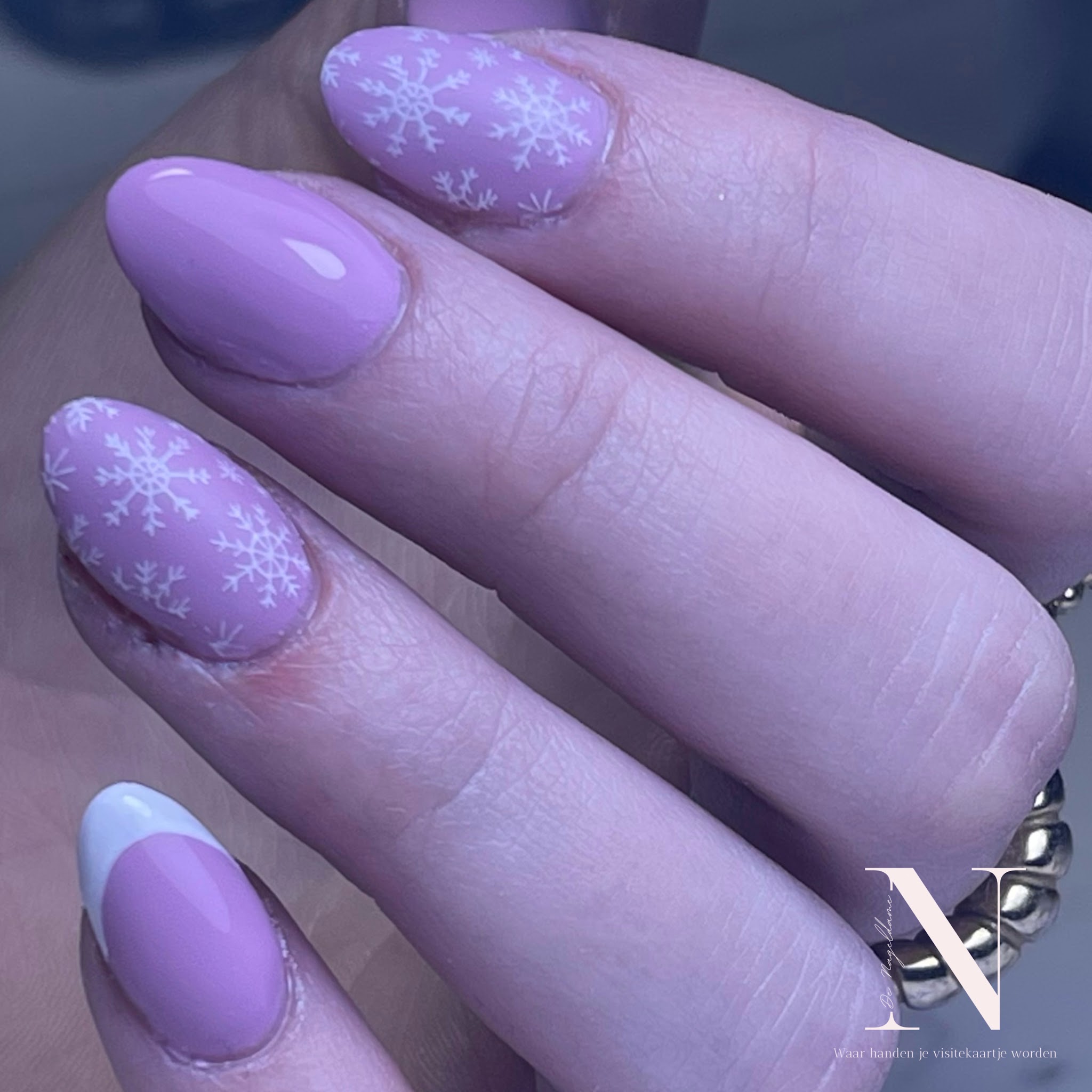 Lila nagels met witte sneeuwvlokken
