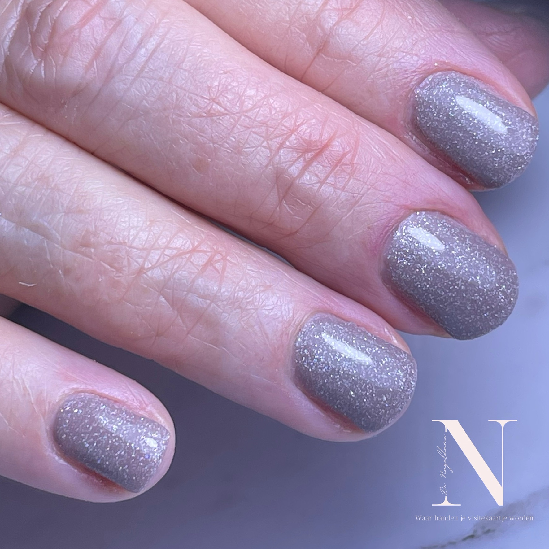 Korte nagels met grijze glitter