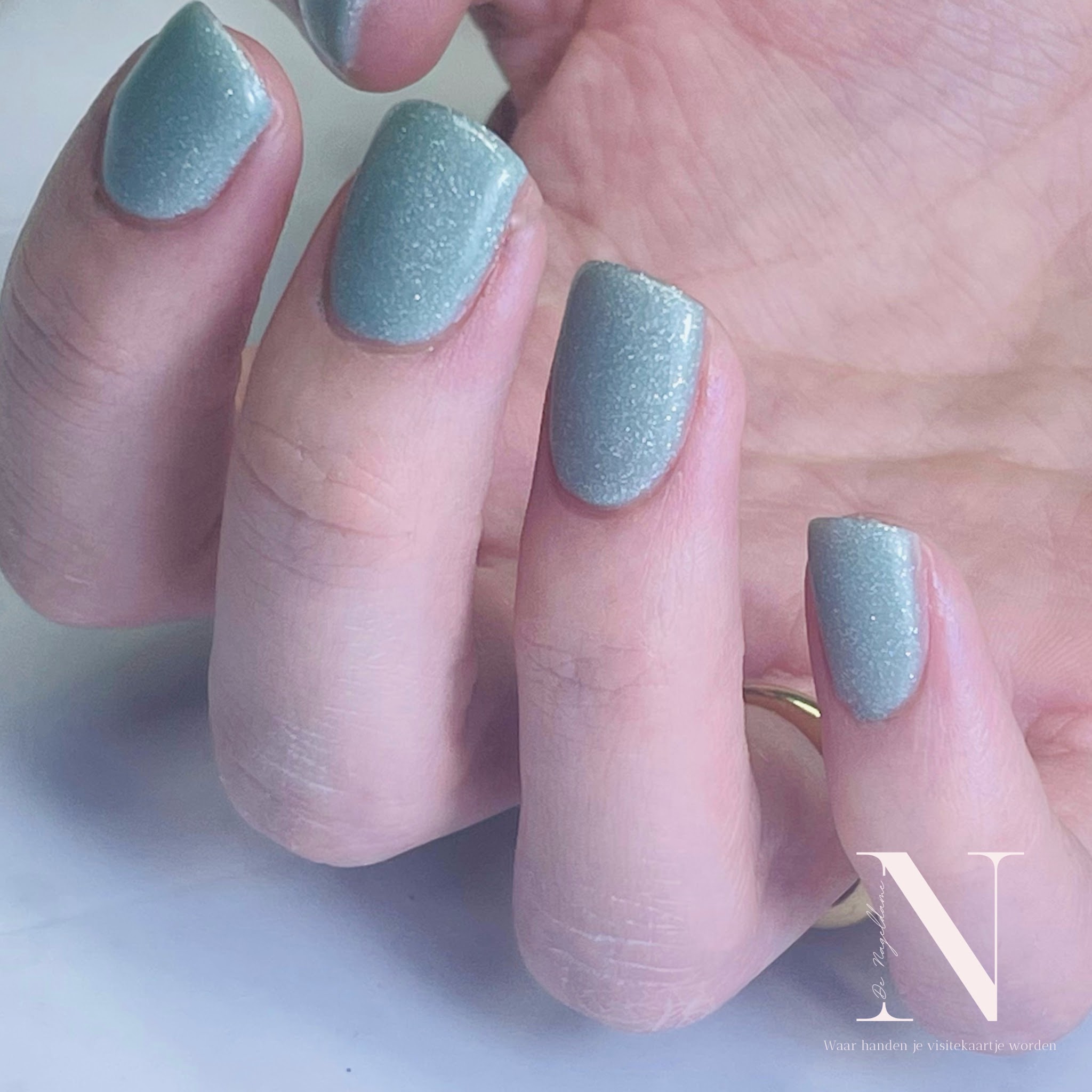 Saliegroene nagels met glitter