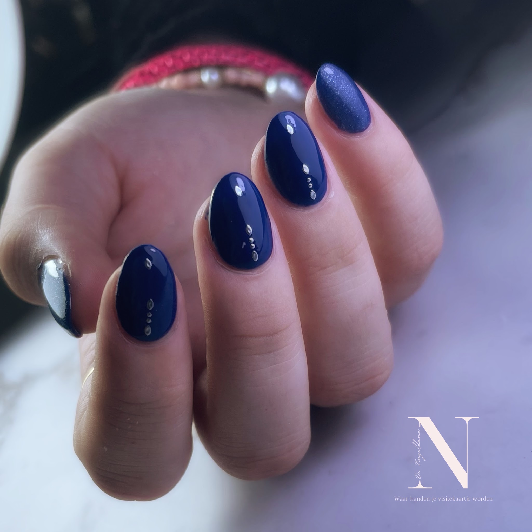 Donkerblauwe nagels met zilveren details